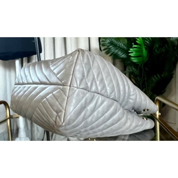 AUTHENTIC TORY BURCH GREY QUILTED LEATHER LARGE KIRA SHOULDER BAG - Picture 8 of 13